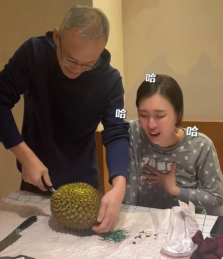王石为小娇妻开榴莲