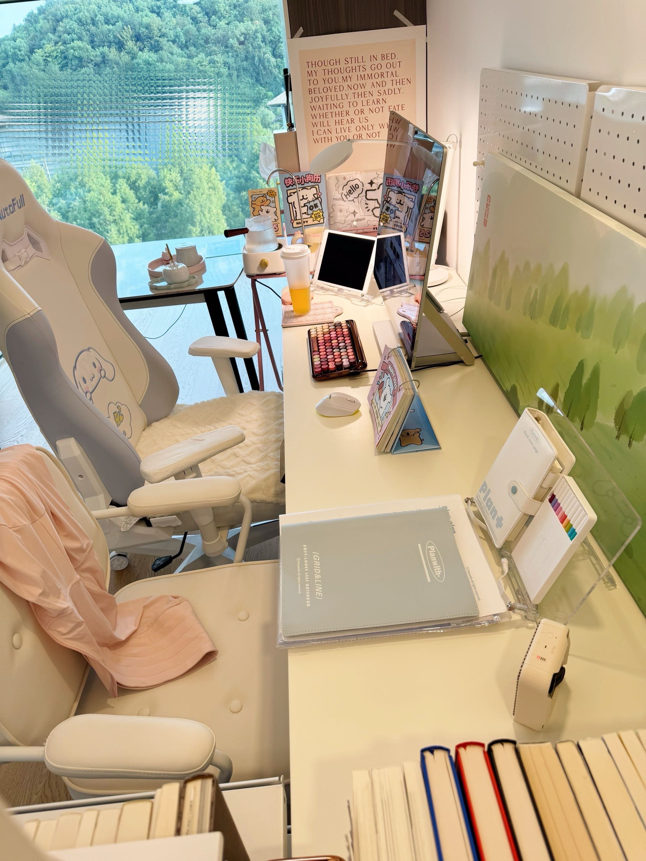 杭州工作室✔️窗外可以看到王澍设计的建筑诶！建筑生狂喜小澈想要，小澈得到🍓🍓