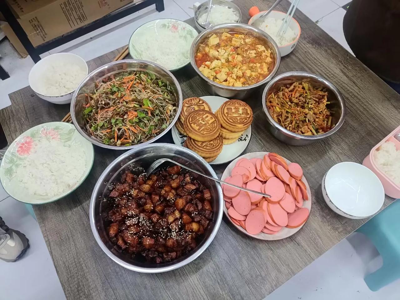 中秋节晚餐，看着不怎么好看，农村，不错了。