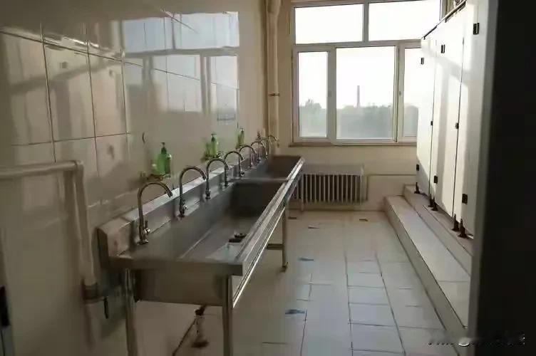 山东，一个15岁的学生上了1小时51分的晚自习后，憋不住了，给班主任老师说他想去