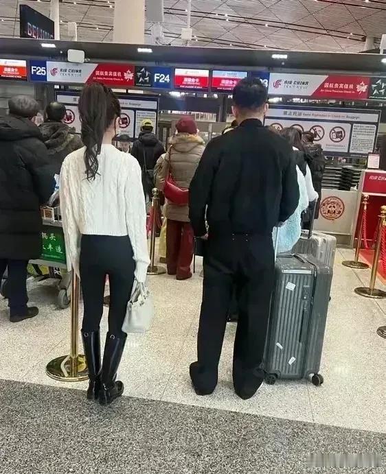 马筱梅
不一样了

刚认识汪时
表情严肃不说话

领完证开始“变脸”
几乎是24