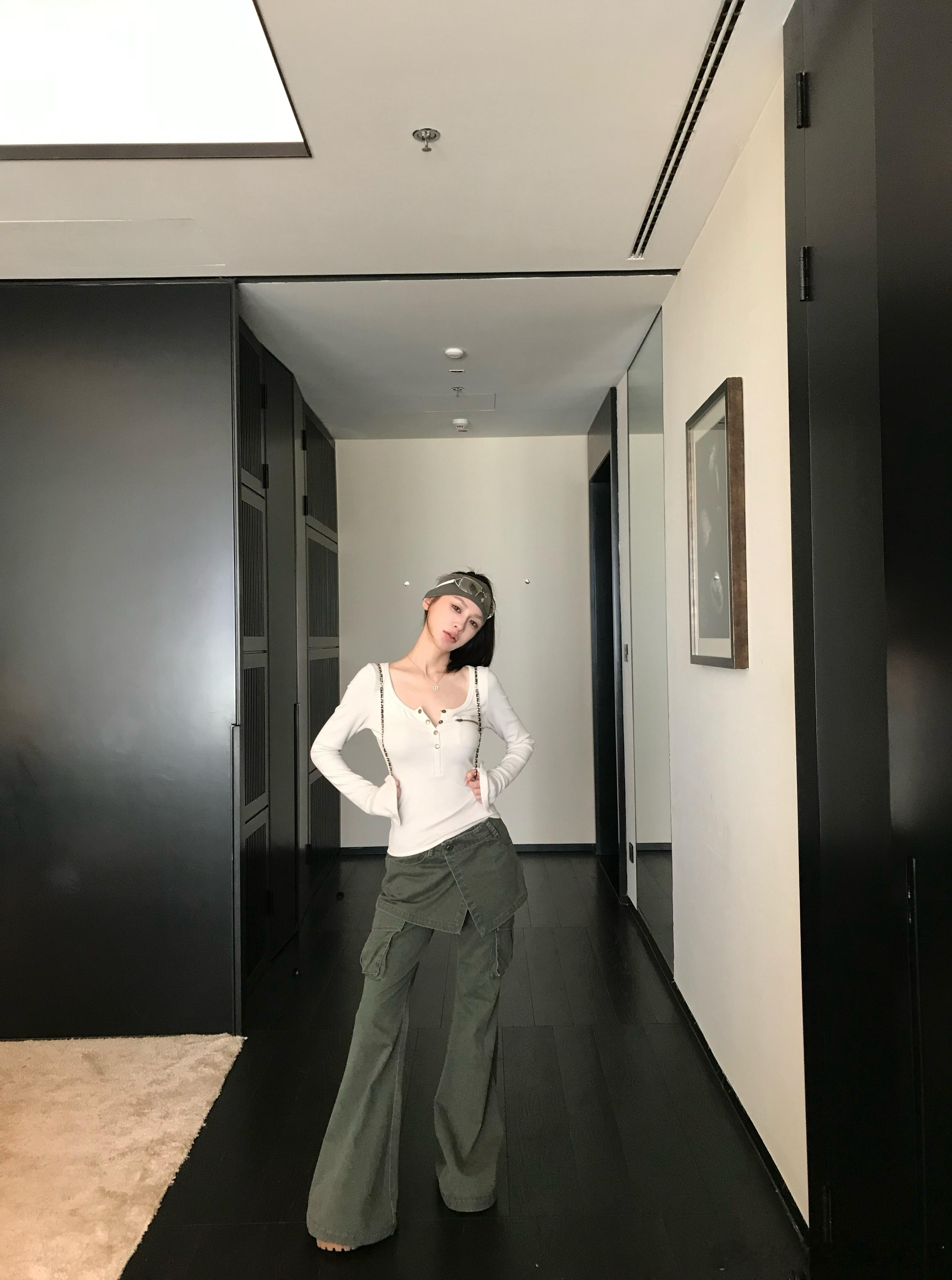 工装裤真的是帅气女孩出街的必备单品😎和普通的工装版型不同做了微喇的版型 随意的