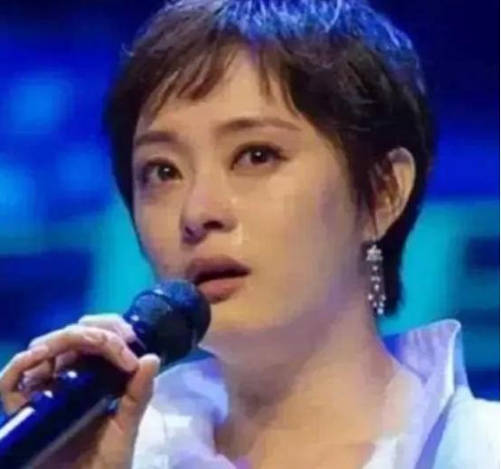 “每月就给我500块，资助不起装什么孙子！”2006年，贫困大学生向媒体怒斥：“