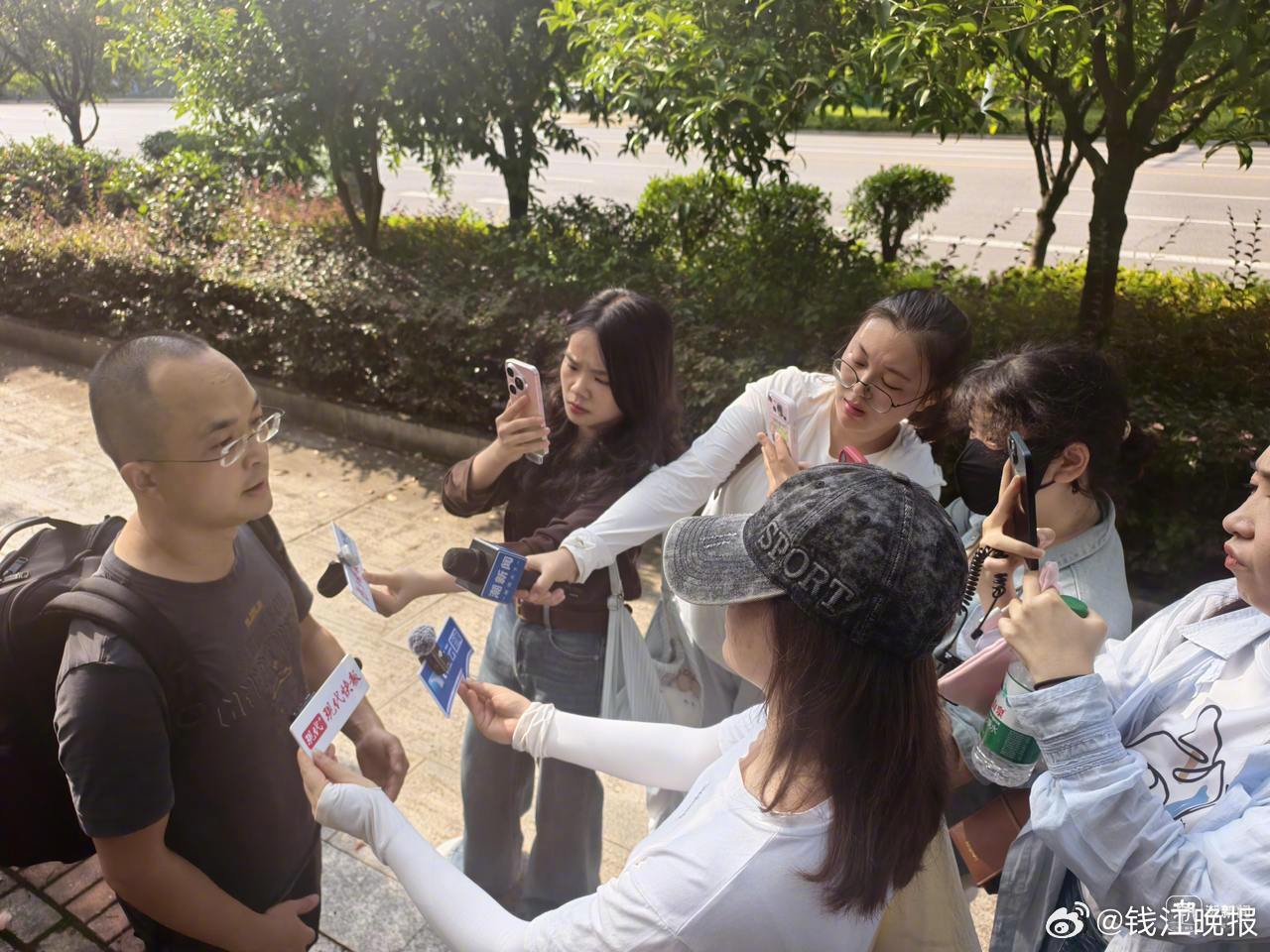 【#弟弟举报哥哥冒名顶替上学案开庭#】8月18日9时，唐时达诉湘潭大学撤销学历行