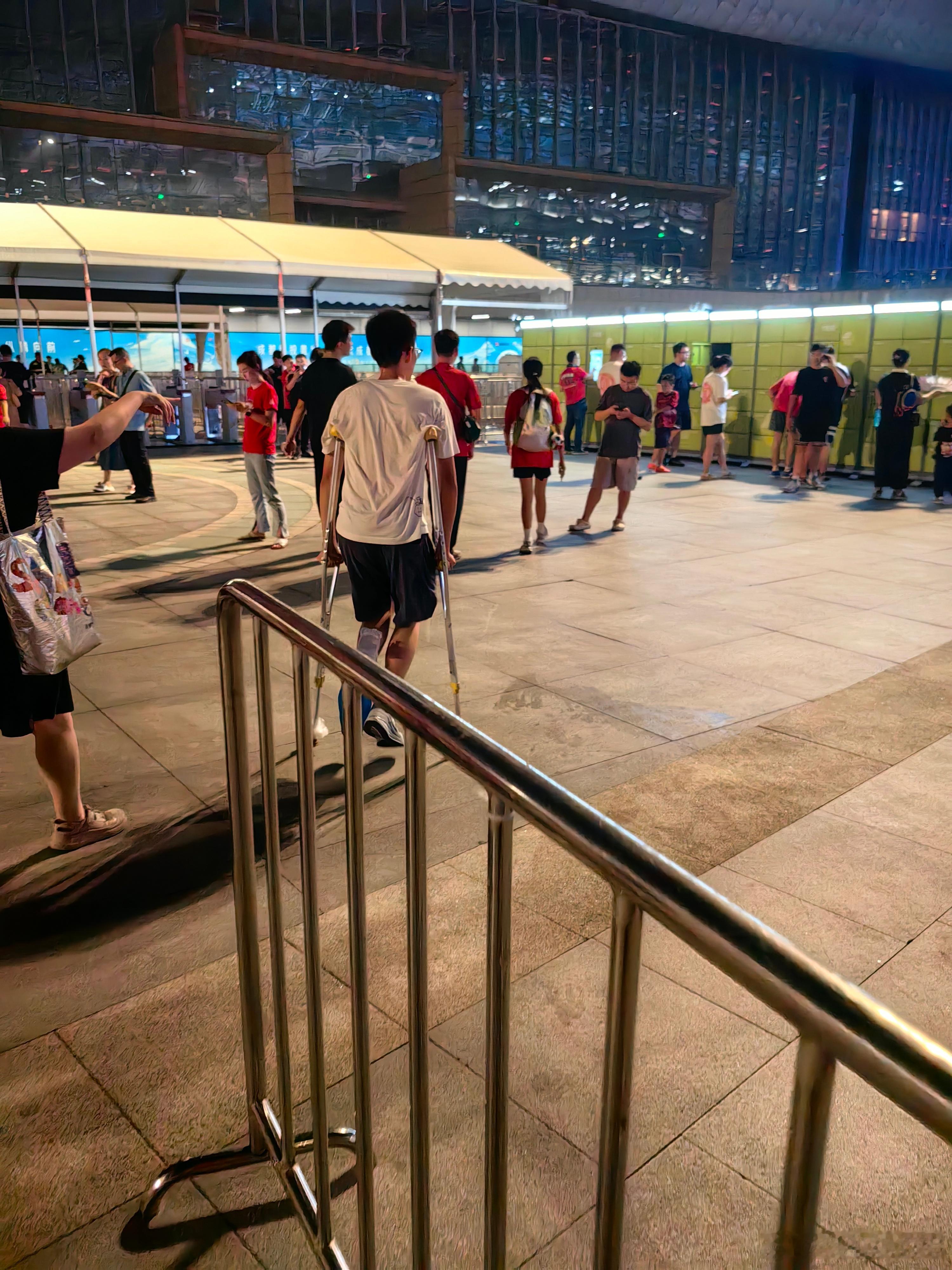 成都蓉城 雨后夏夜，地面湿滑，这个孩子是拄着拐飞快地跳下一级级台阶的。五体是有电