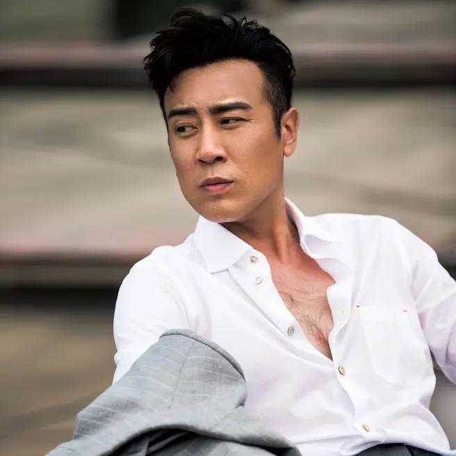 于和伟和靳东最近几年都特别红，于和伟比靳东大5岁，于和伟生于1971年，靳东生于