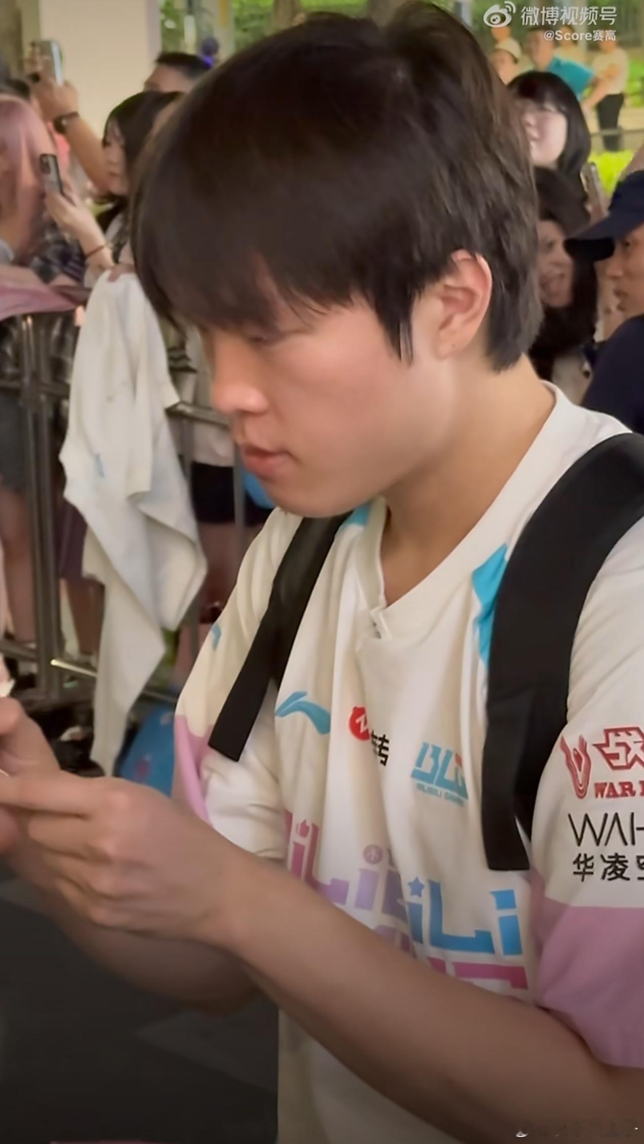 blg开始北伐Bin微笑签名 Bin哥昨晚比赛结束后，给接下班的粉丝们签了好多名