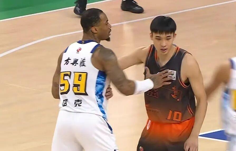 鲁厦前三节旗鼓相当；山东末节拉开分差；大胜摘得杯赛季军

山东男篮终于等来了琼斯