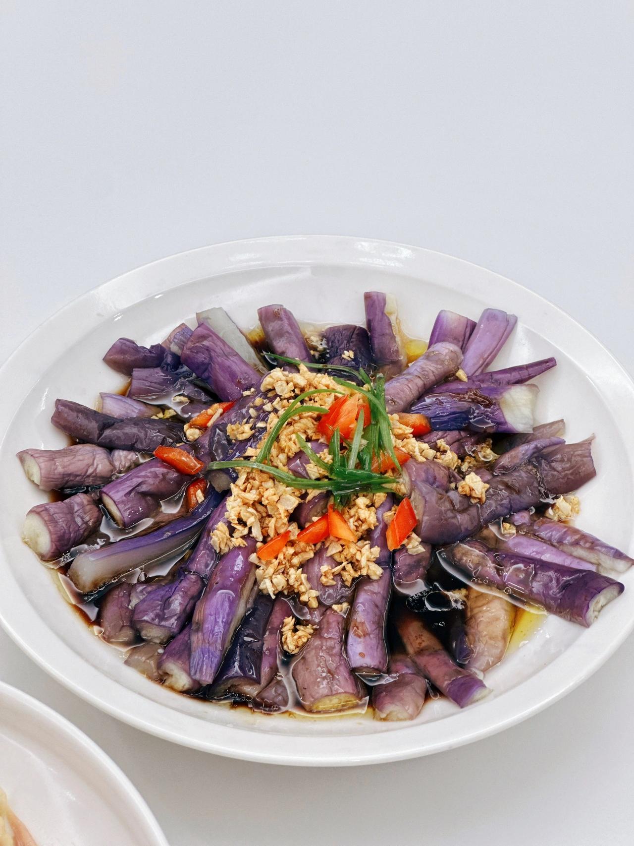 这么做茄子简单又好吃，教你做凉拌糖醋茄子
夏天不想炒菜怕油烟，不妨做个凉拌茄子，