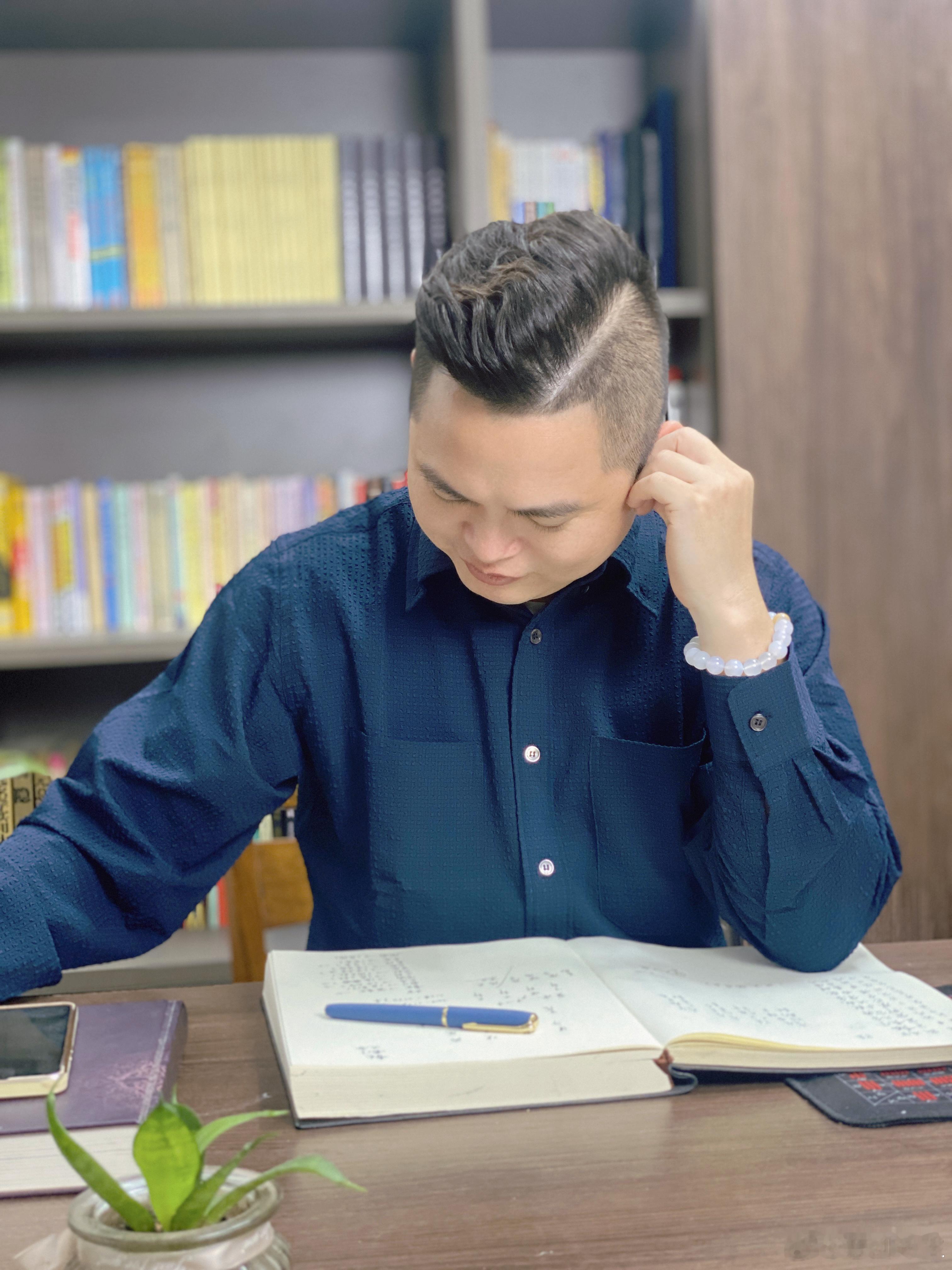 #慧剑先生[超话]##慧剑先生# 家里客厅中位摆的绿植，总是没怎么养的活，摆了几