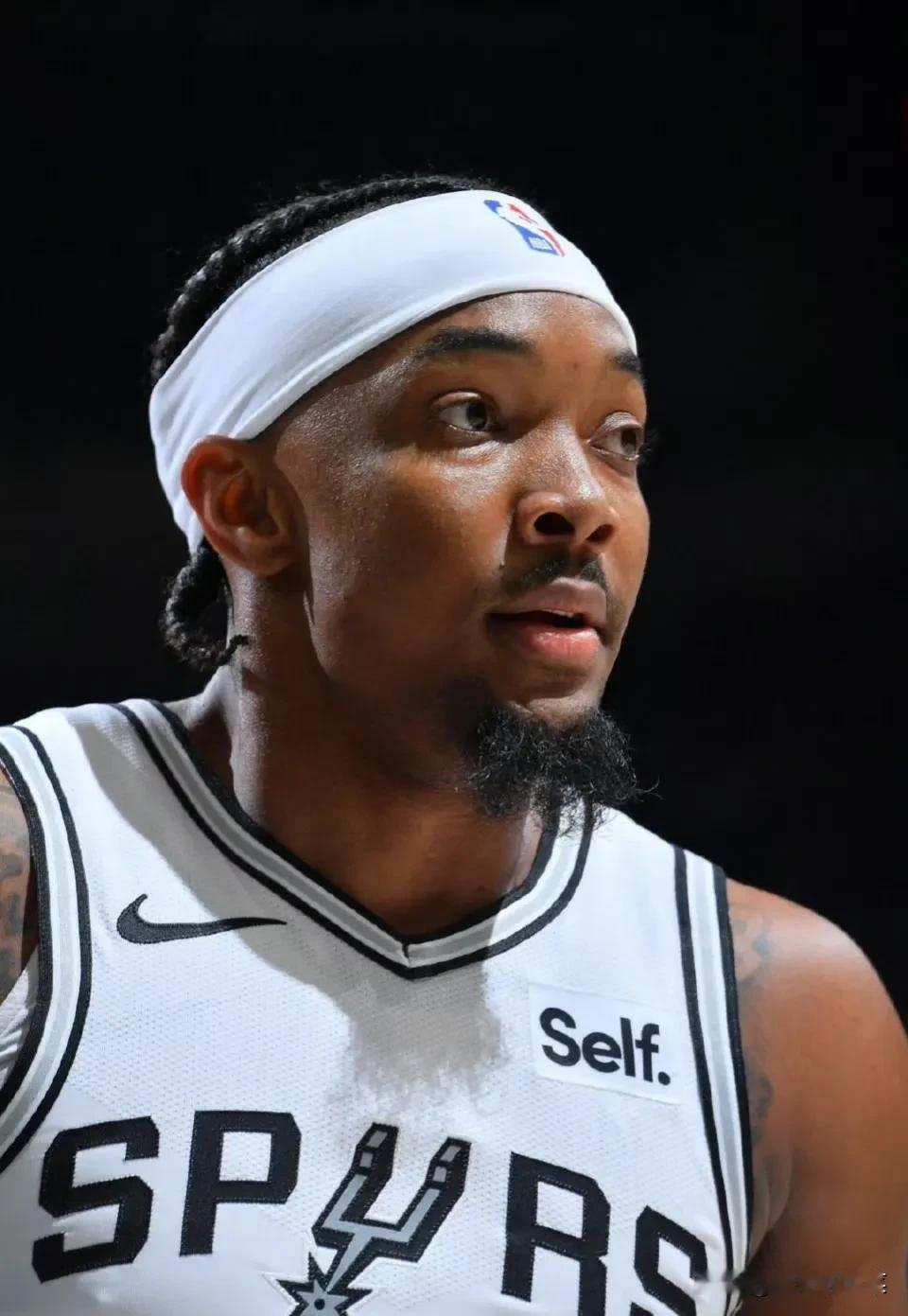 据消息人士向 ESPN 透露，自由球员后卫德文特·格雷厄姆已与波特兰开拓者队达成
