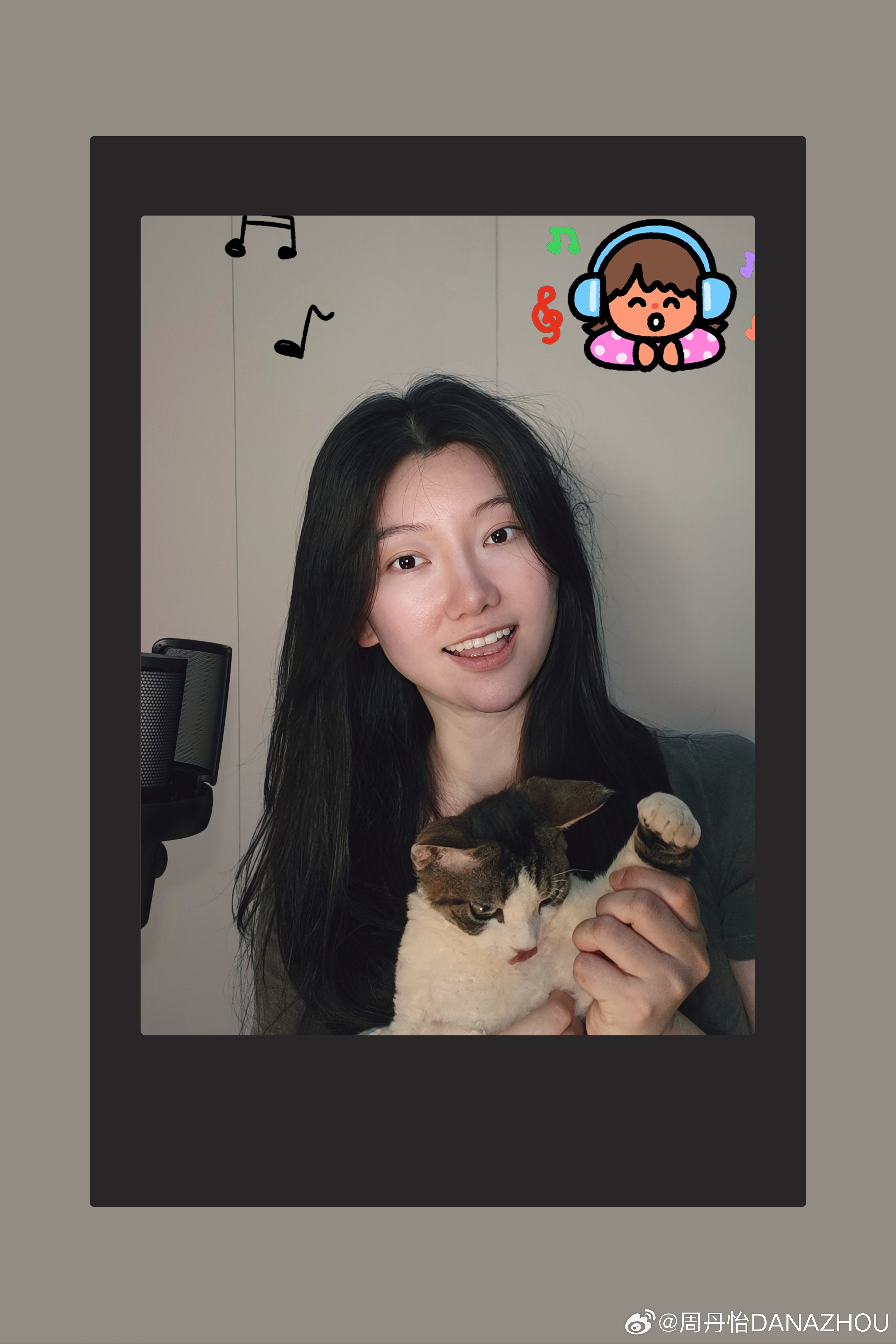 把家里盖灰的话筒架翻了出来一脸正气的小猫 还好有猫孩子陪我，哪碗饭都不容易呢周丹