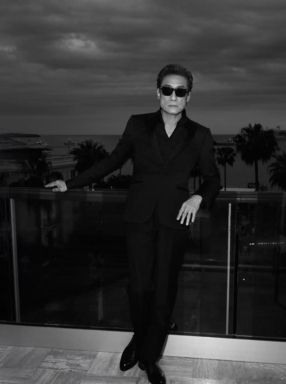 梁家辉 年纪大的就是会疼人 不懂饭撒也能圈粉，粉丝举牌的小心思他秒get，抬手一