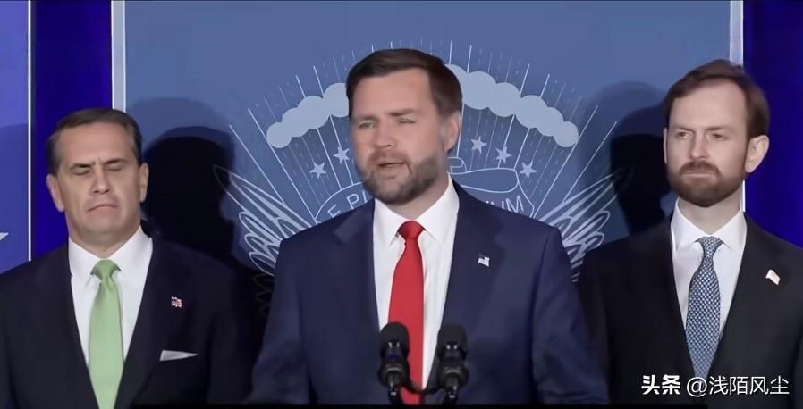 万斯在记者会上被问及拉马斯瓦米团队用对手母亲做争议广告是否合适。他回应称广告是否