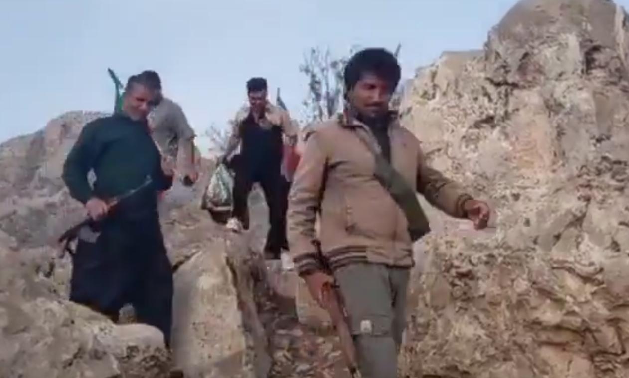 伊朗漫山遍野搜查美飞行员，老百姓背着枪翻山越岭，这一幕令白宫都看懵了！

《纽约