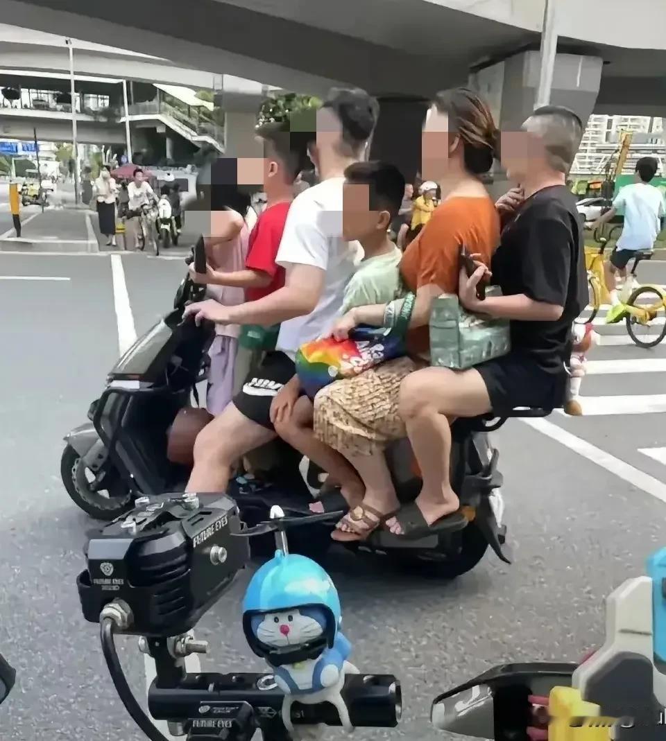 不知道这张图是不是真实的，说实话真实情况即使没有这么夸张，也似曾相识。
现在走在