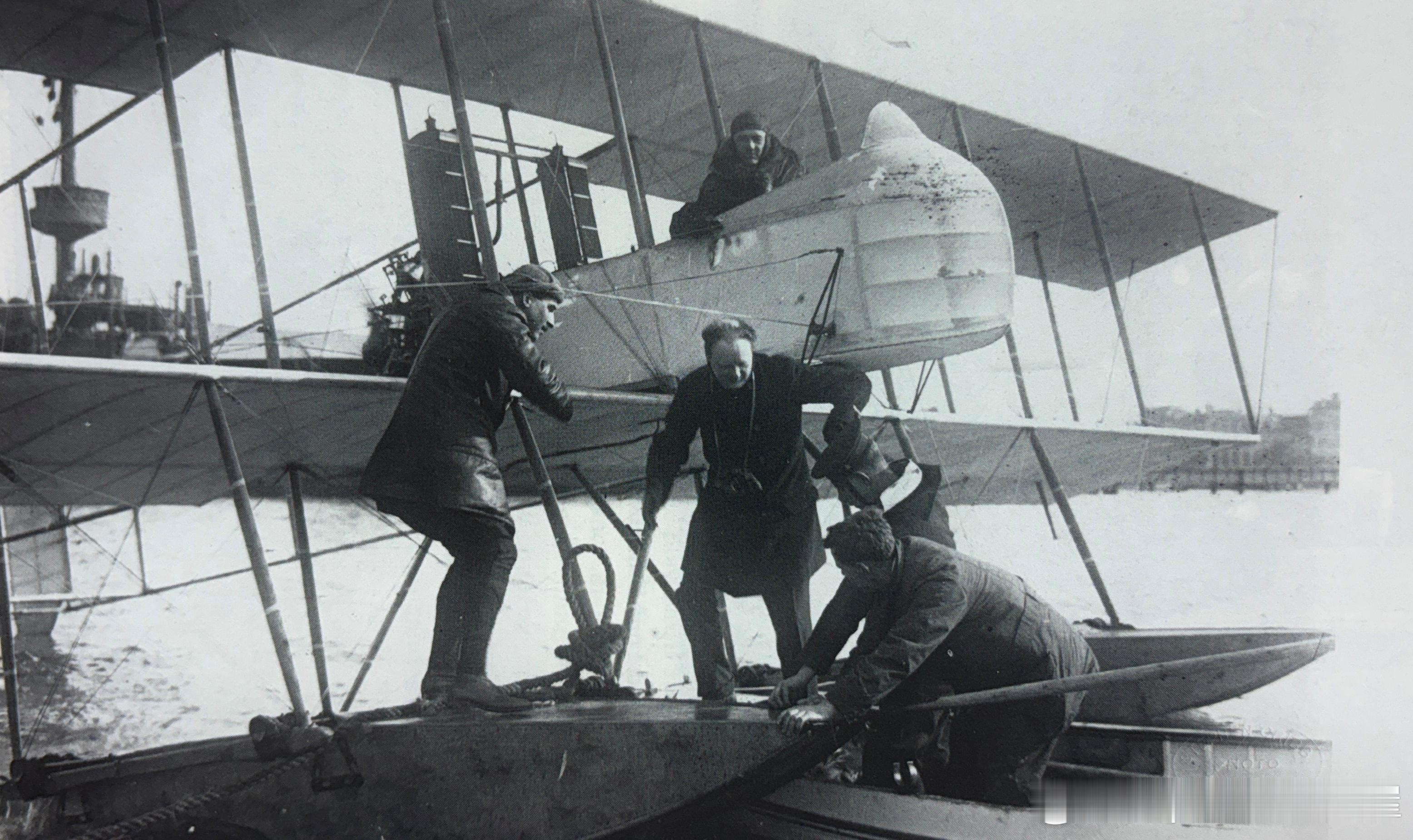 1913年8月丘吉尔在Calshot卡尔肖特海军航空基地登上Maurice Fa