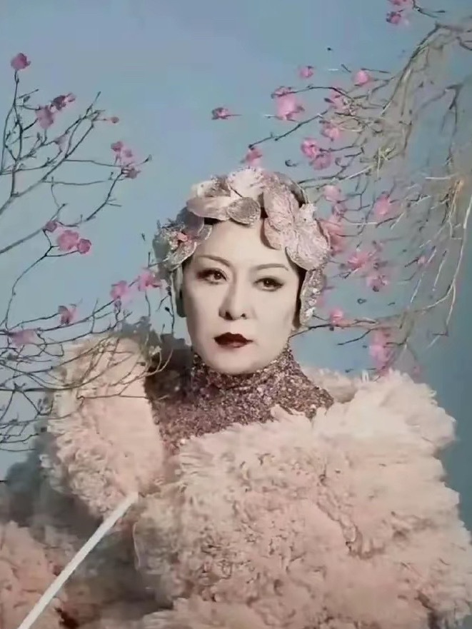向太的化妆师心灵手巧让她瞬间年轻十几岁，年薪百万活该人家挣啊 