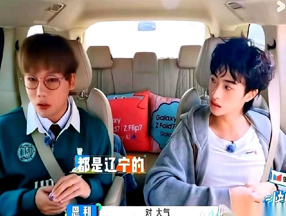 秦昊他儿子都看傻了。
悄悄问他妈：我爸这是……受啥刺激了？怎么跟电视上不是一个人