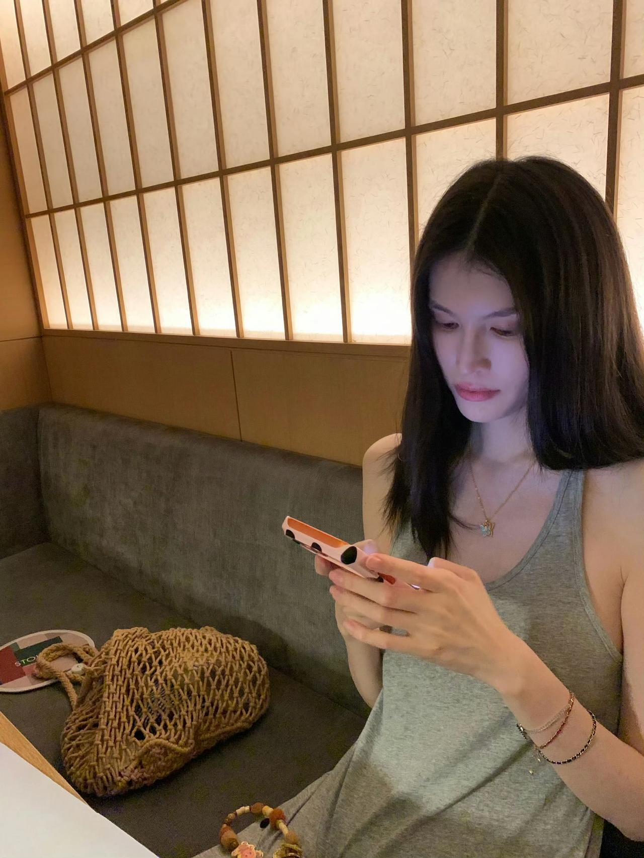 何穗这冷白皮好美，这皮肤真的清透好美何穗 何穗状态
