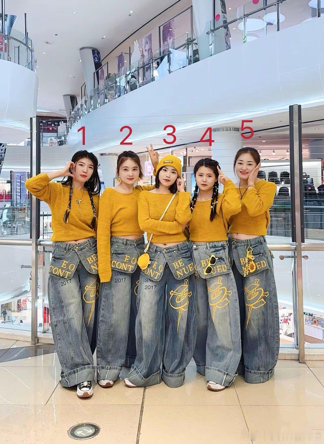 仅凭直觉，你们觉得这五人中谁是这家店的店长？ 