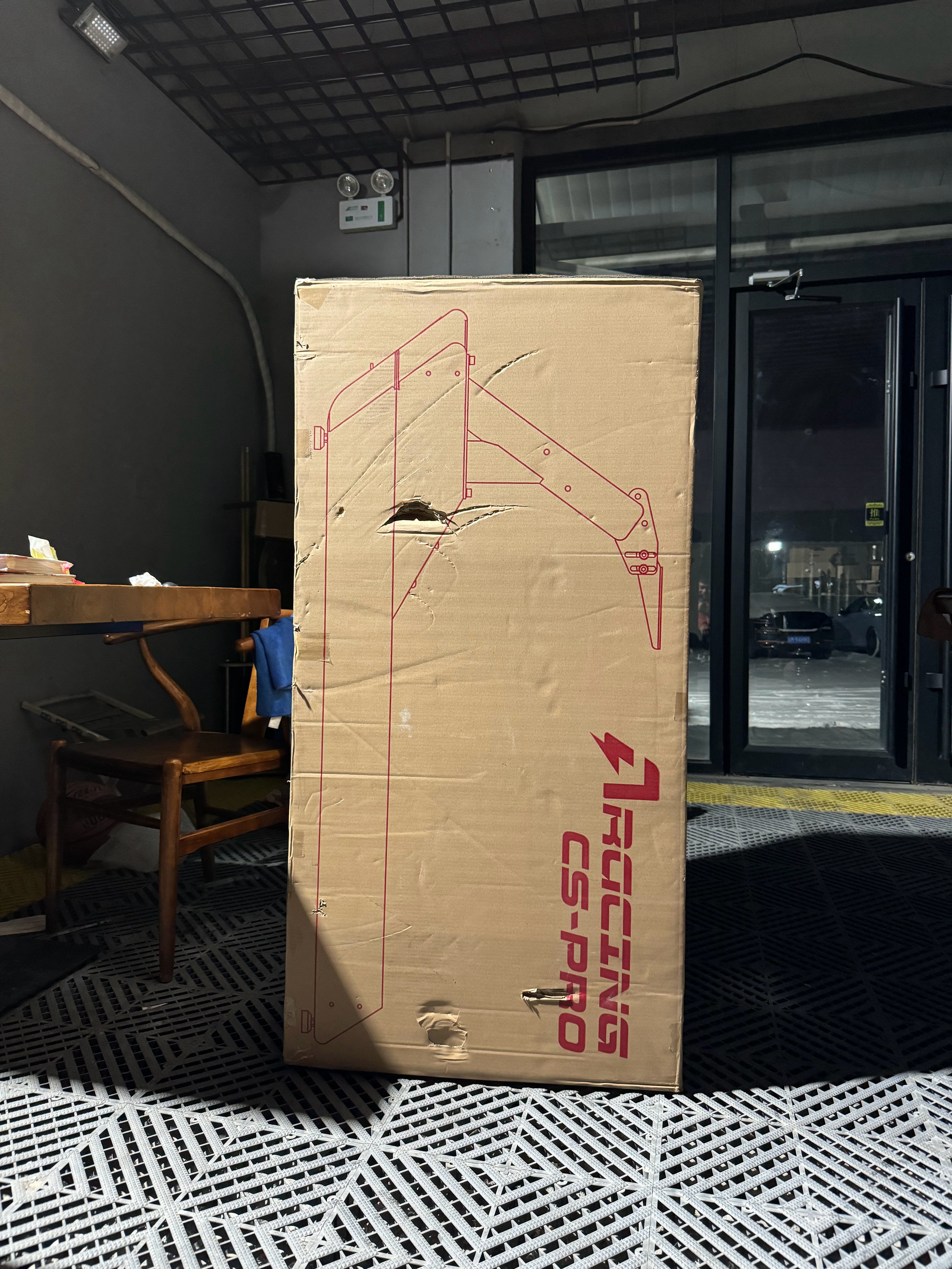 AZ  Racing赞助了我一套模拟器支架，白嫖就是香！我距离世界冠军，就还差一