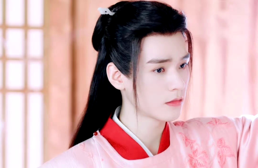龚俊[超话] gj龚俊温客行 gj龚俊山河令 星空迷上了山野,有雾有灯也有归人。