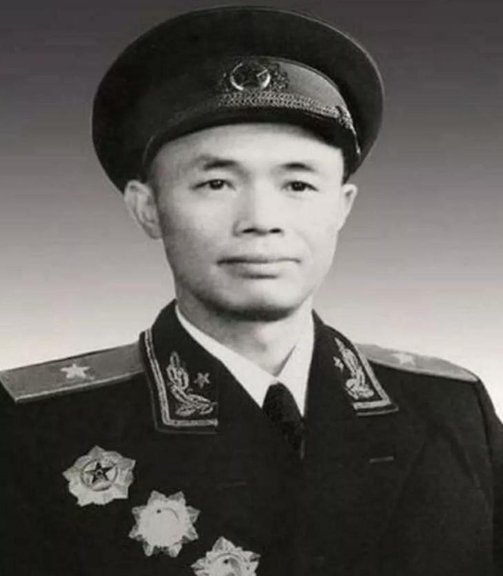 1980年，开国少将钟伟病倒，儿子钟戈辉守在他身边轻声地问，“爸爸，一个团对一个