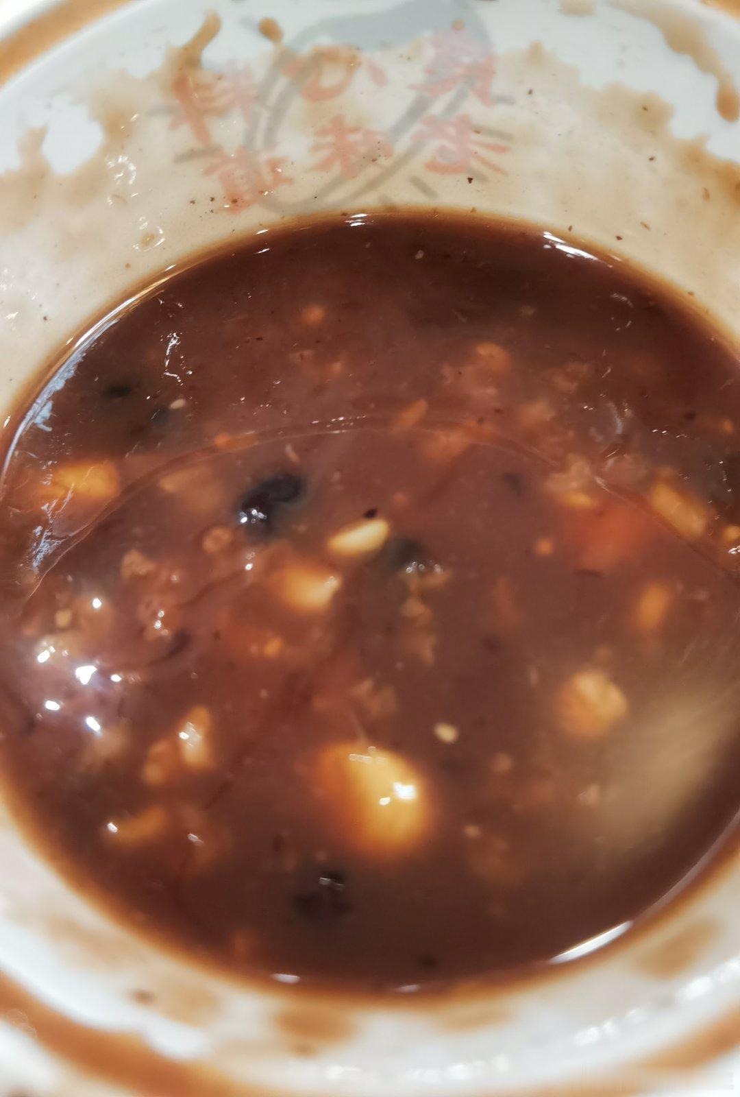 买了一碗八宝粥，总感觉光喝粥吃不饱，一会儿还得买点主食吃