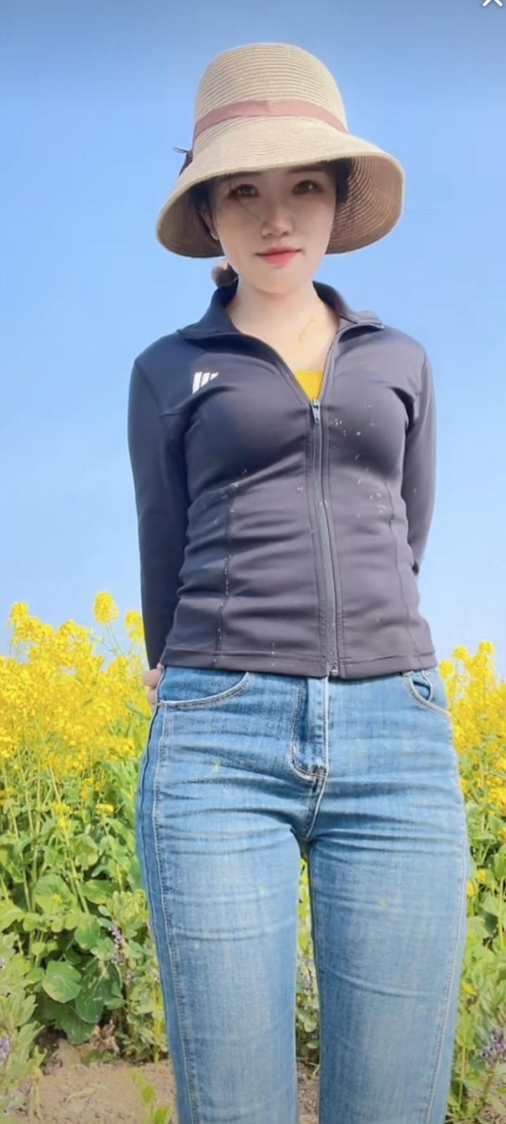 . 我想和你一起，经历更多的第一次。是第一次一起旅行，第一次一起看海，第一次一起