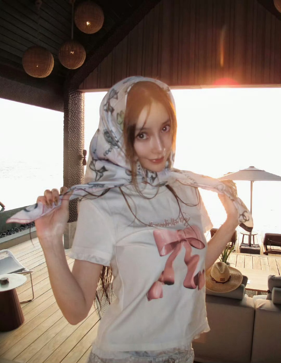 Angelababy丝巾Angelababy海边对镜拍 好漂亮 