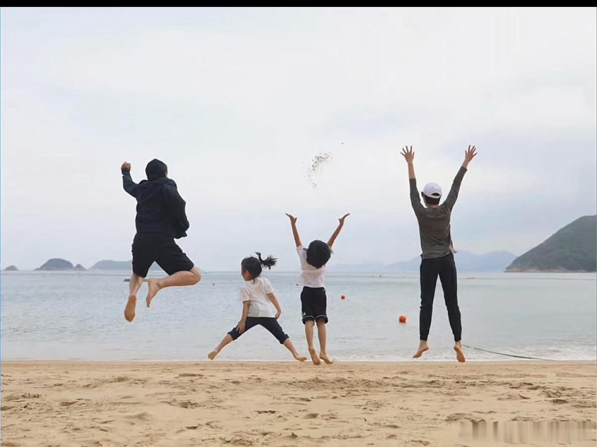 没有人不会羡慕邓超孙俪的爱情谁的青春里有《幸福像花儿一样》？转眼两人已经结婚十六