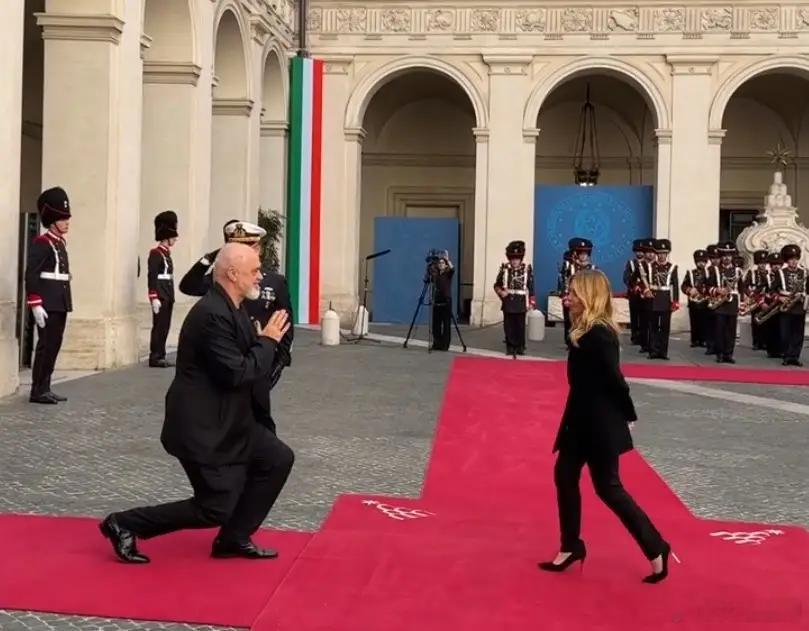 身高过两米的阿尔巴尼亚总理访问意大利时，单膝跪地与身材娇小的梅洛尼会面，以示绅士