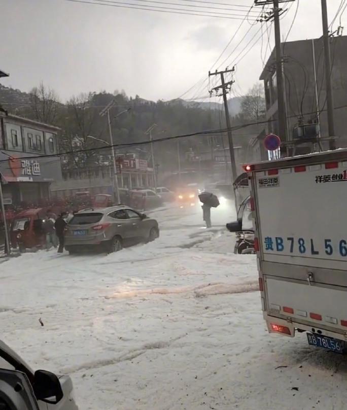 【贵州一地突降30厘米厚冰雹，当地使用铲车清理，部分农作物受损，乡政府：正统计受