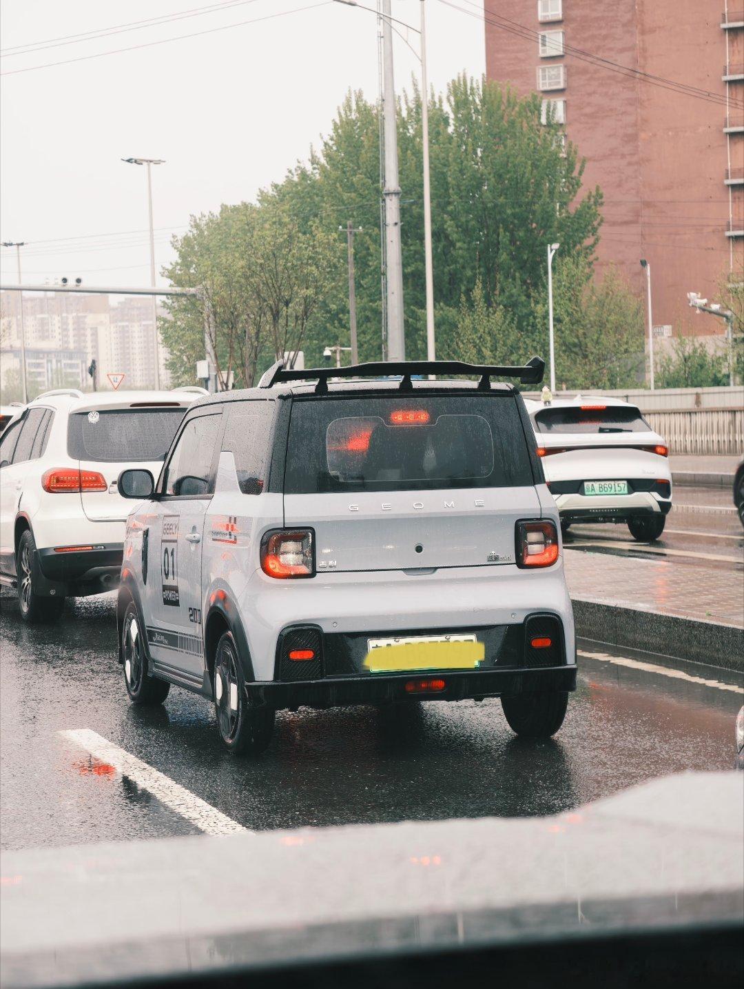 小小的车和它大大的尾翼，有点逗