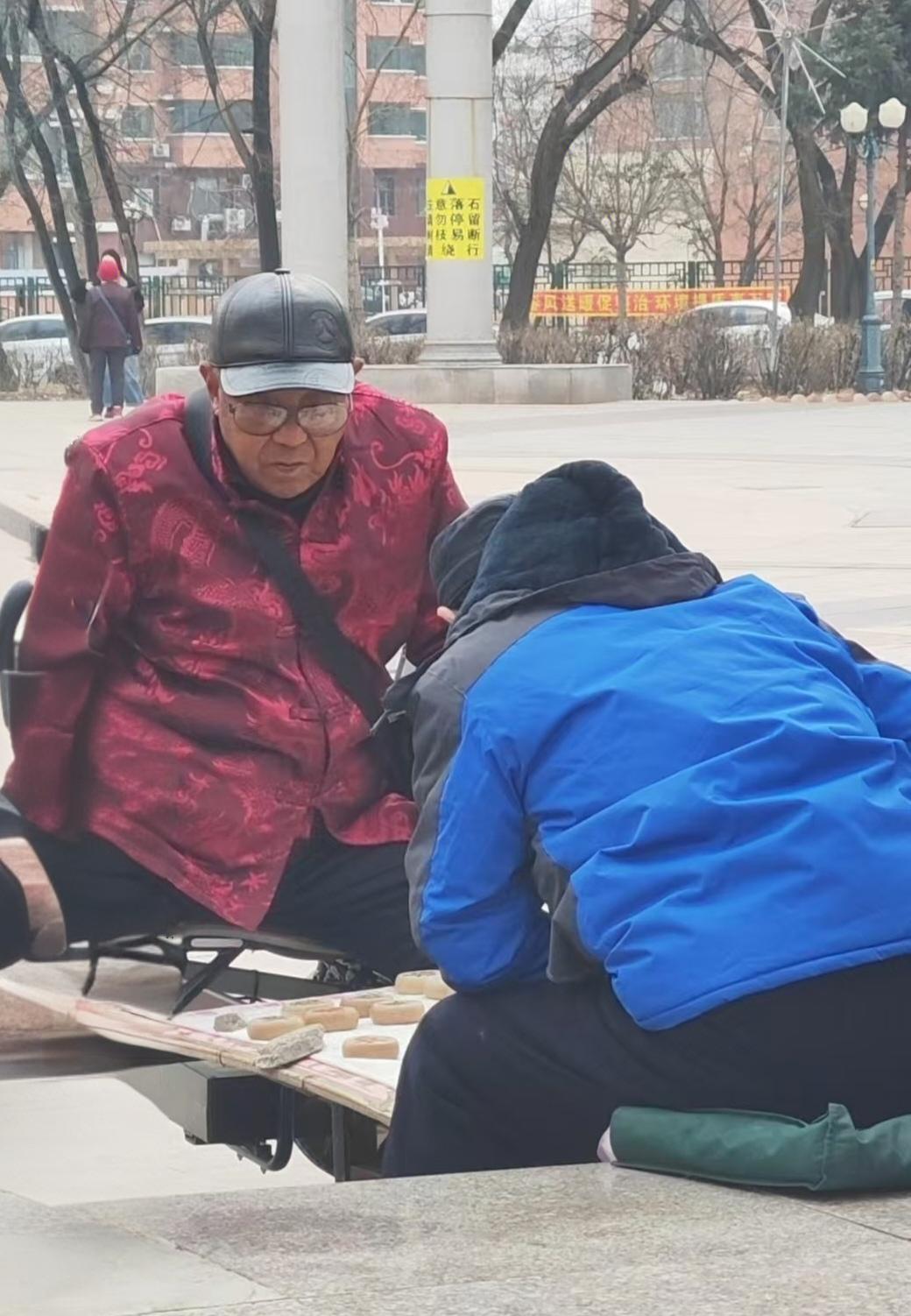 痴迷象棋的两个九十岁老人，没废寝，但真忘食了

昨晚，老爹一直到19点也没有回家