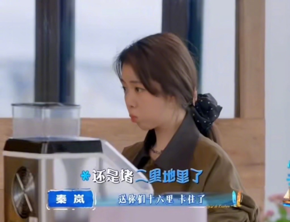 何炅模仿秦岚说话 建议节目组把何炅和秦岚放一起做一期配音挑战。他模仿她，她模仿他