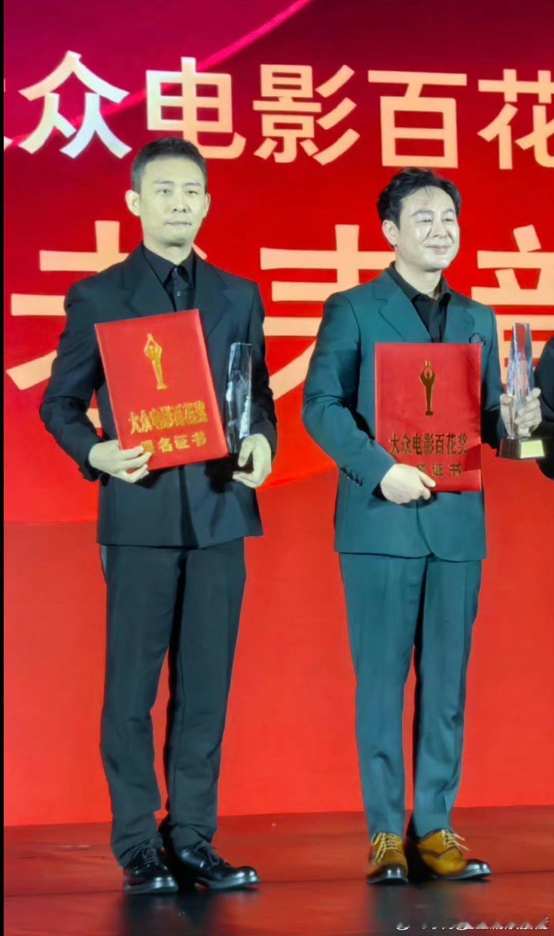 百花电影节好大的面子#张译张颂文台下拥抱##张译张颂文同台领奖# ​​​