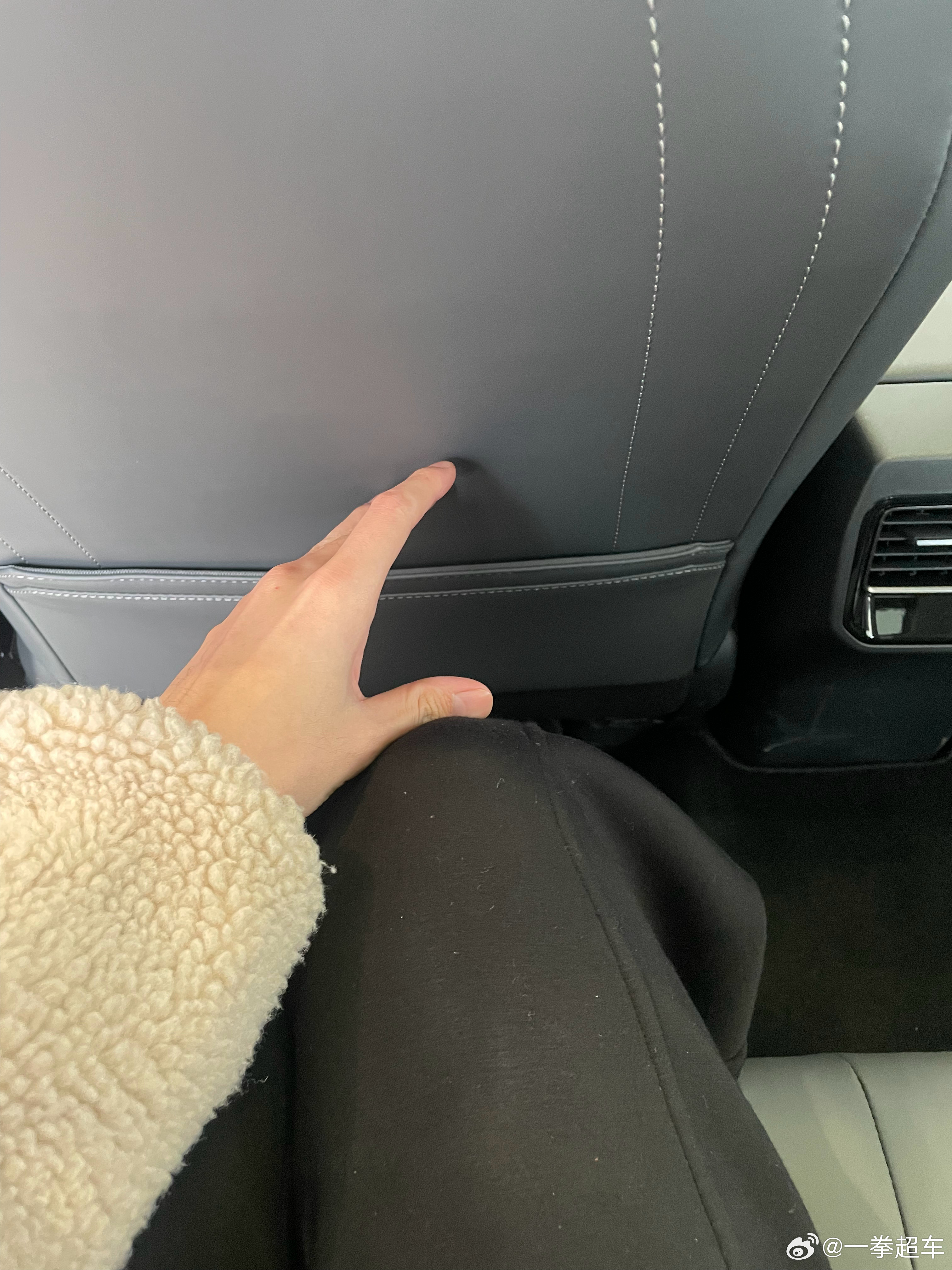 去看了下威兰达，座椅还是那么滑，尤其是后排滑得离谱。外形的话，个人觉得威兰达的前