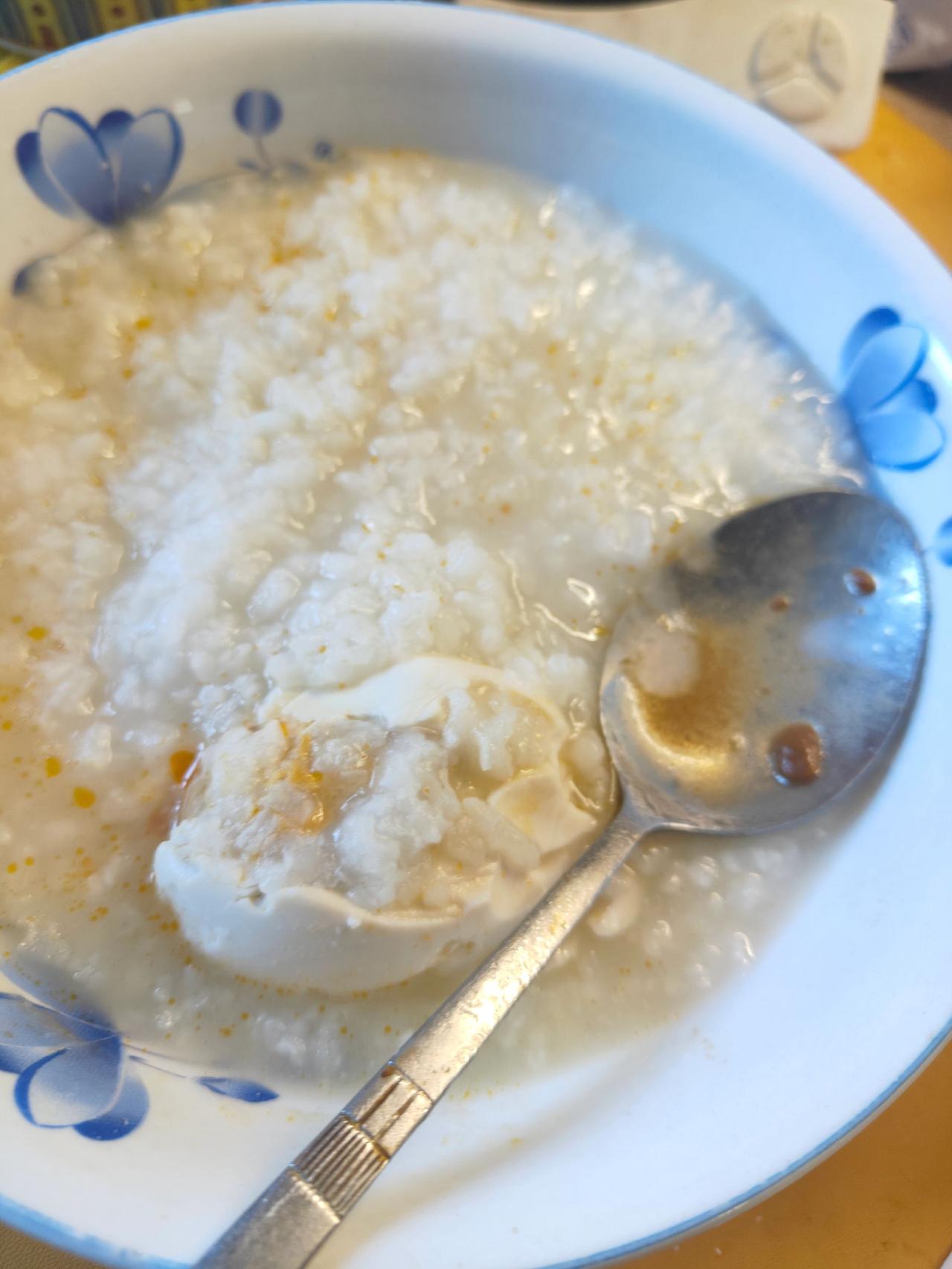 白粥咸鸭蛋土豆芸豆炖肉，自制葱油饼。
🍚白粥像月光漫过瓷碗，咸蛋卧成小月亮🌙