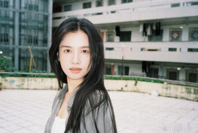 张婧仪漫步藤城遇见苗靖张婧仪镜头里的苗靖缩影 漫步整座藤城，每一张照片都印证她就