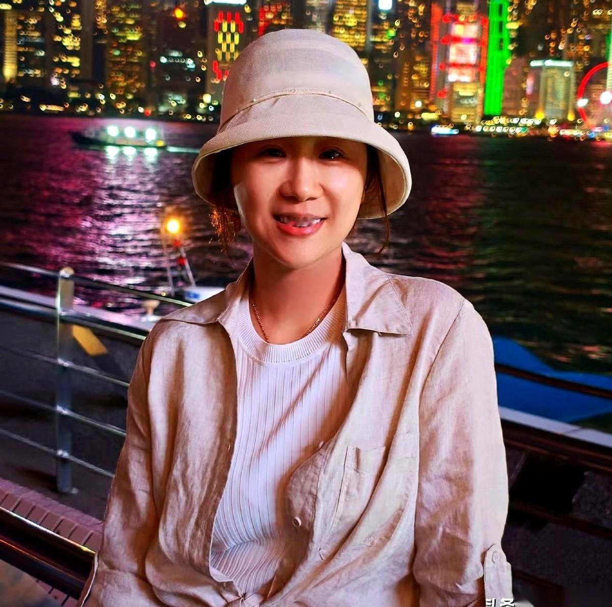 刷到傅首尔照片，我第一反应是，假的吧？P的吧？
再一看，哦，是真的瘦了三十多斤。