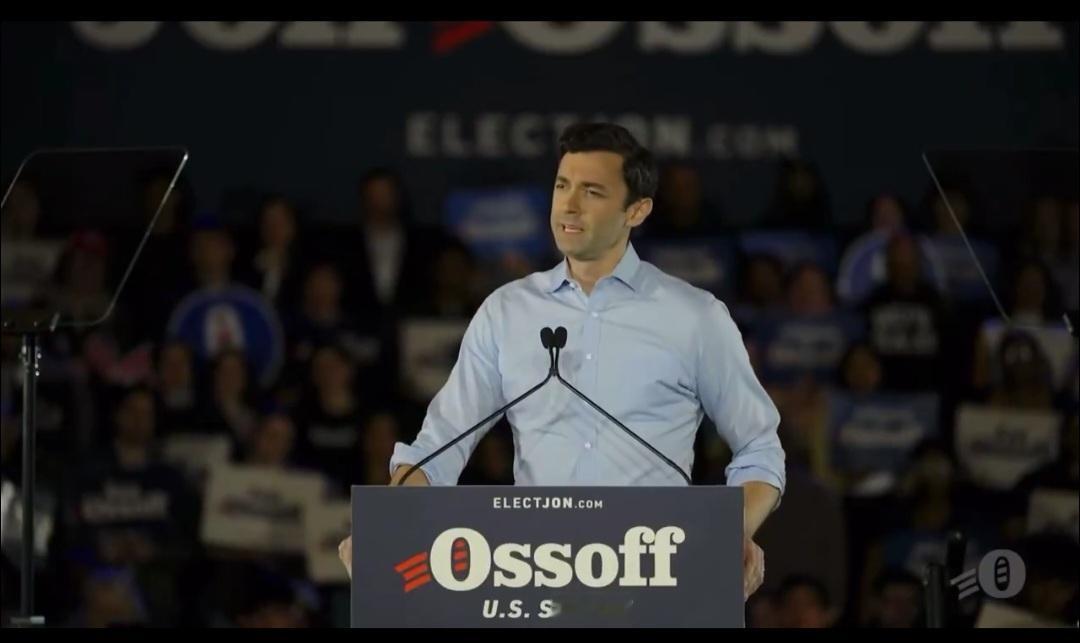 奥索夫：美国人民正在问：为什么一群群蒙面歹徒——看起来连陆军体检都过不了——打扮