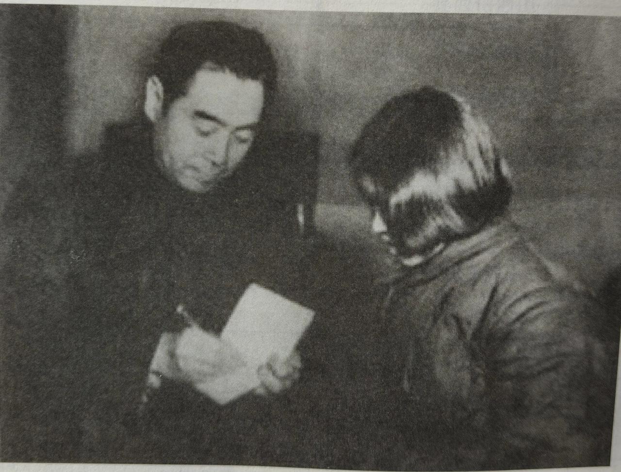 老照片，记录历史瞬间1951年国庆宴会上，16岁的郝建秀让周总理签名，记者及时捕