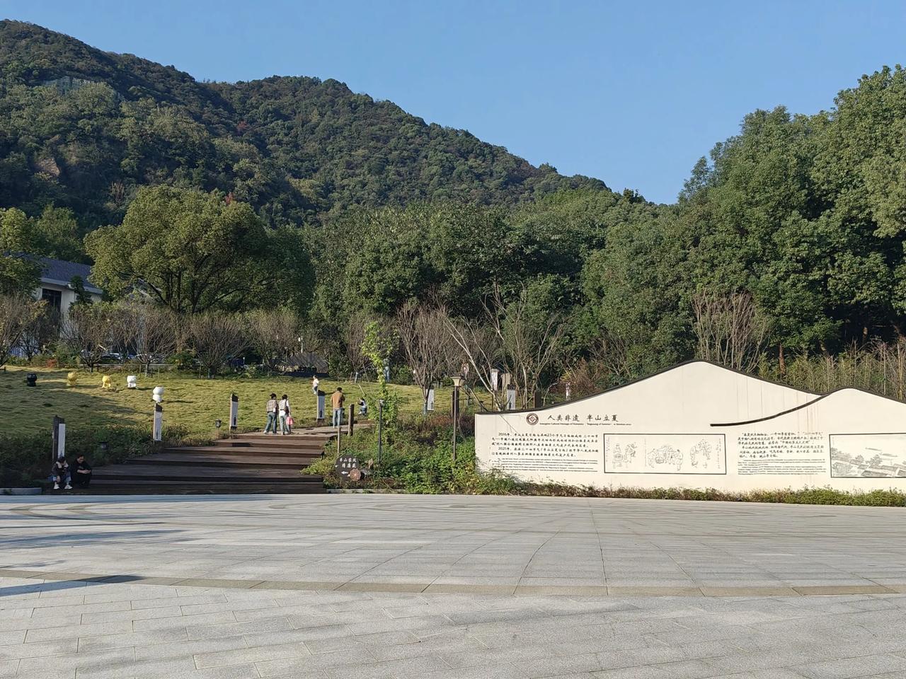 在杭州20多年，第一次来半山，
杭州另一个被“城市包围”的风景。
比西湖安静、比