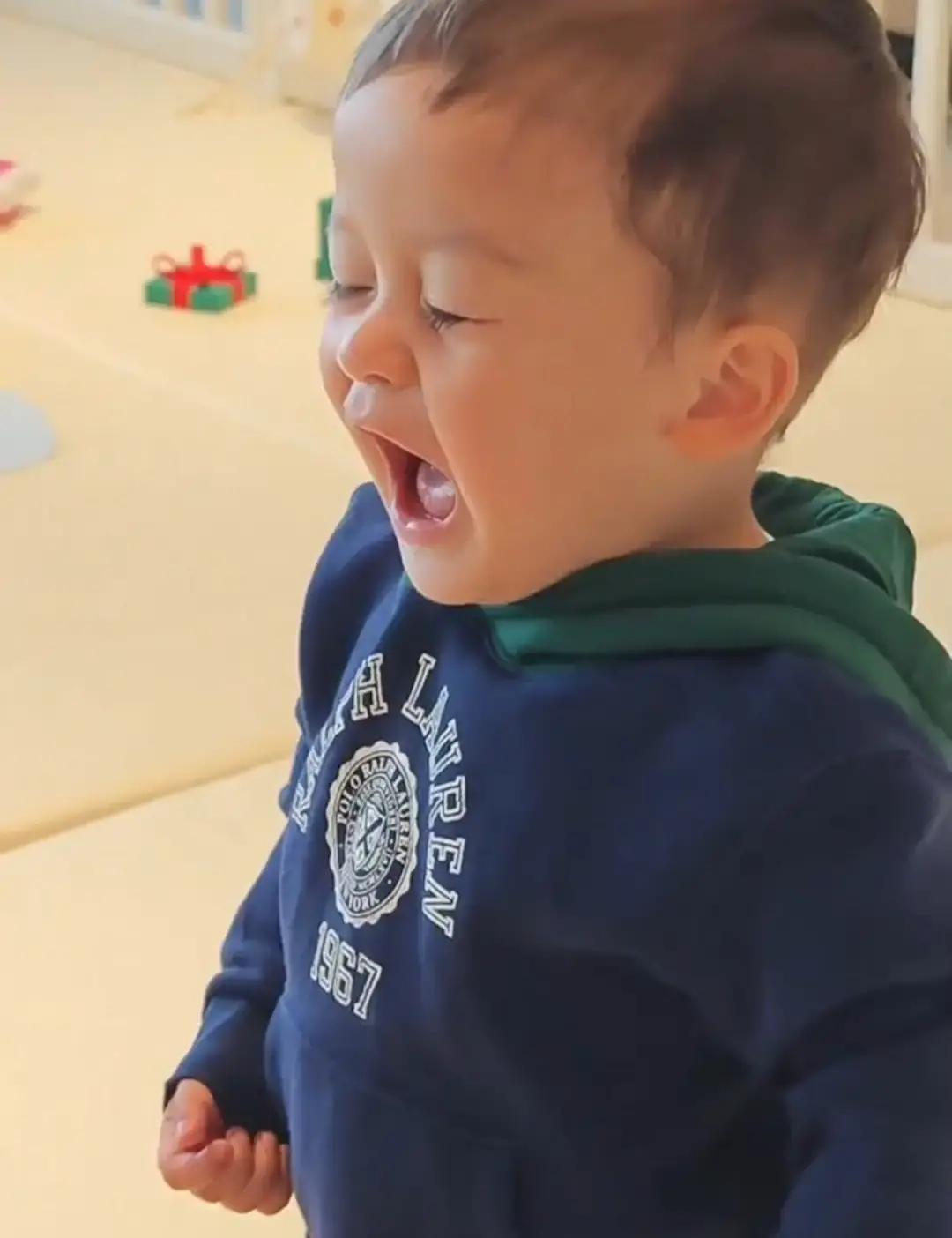 叶海洋晒监控，俩混血儿子抢遥控车，哥哥正玩得起劲，弟弟冲过来就抢，抢不到直接开吼