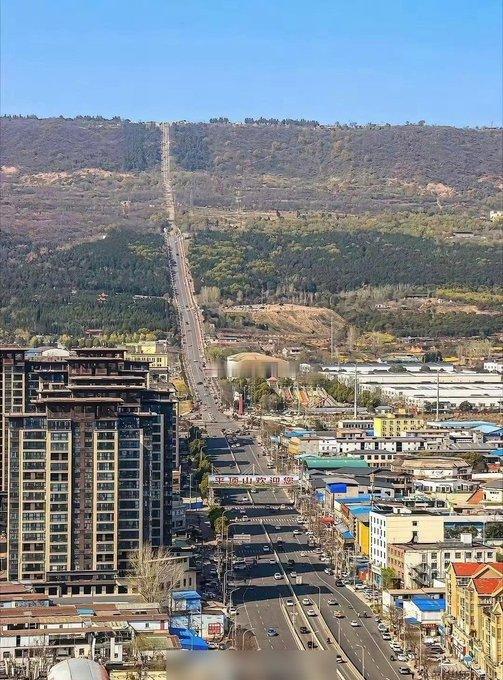 第一次看这张全景图，瞬间懂了平顶山名字的来历。
 
站在城区往北边望，整座大山没