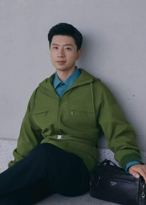 马龙prada蓝绿撞色蓝绿撞色在马龙身上太适配了，Prada这套造型自带柔光滤镜
