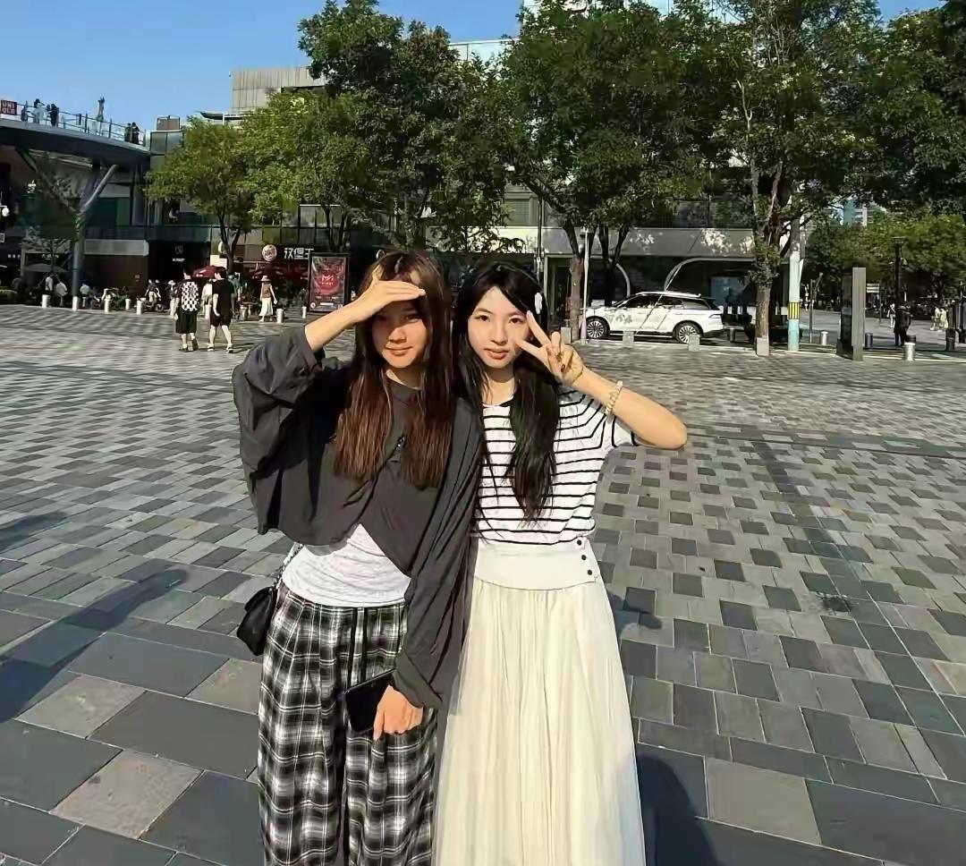 真的超喜欢甜馨，
从小就是个思路清晰的女汉子，
情商高不矫情不娇气，
从小被说皮