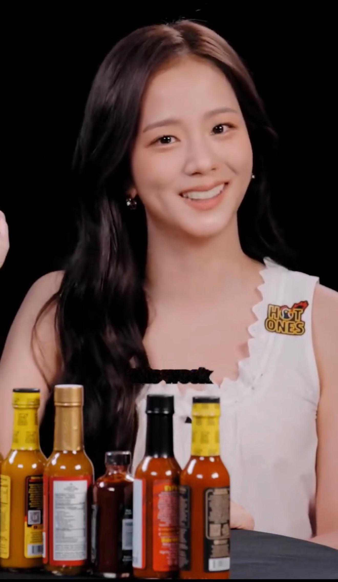 外网小伙伴：“为什么 JISOO 的裙子上会有那个 hot ones 的标签！？